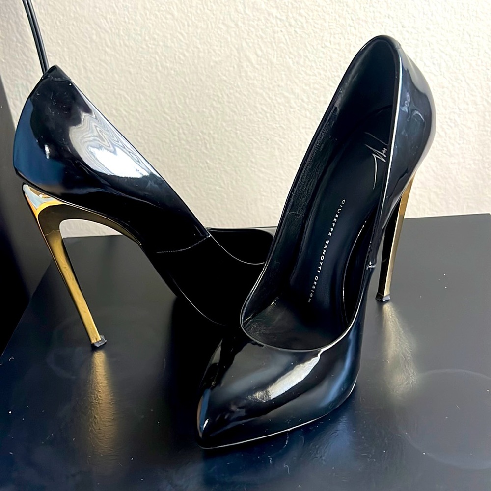 Giuseppe Zanotti black pumps